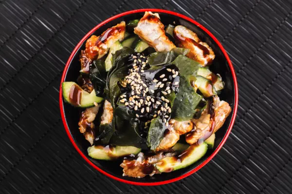 Japanse salade met garnalen en avocado