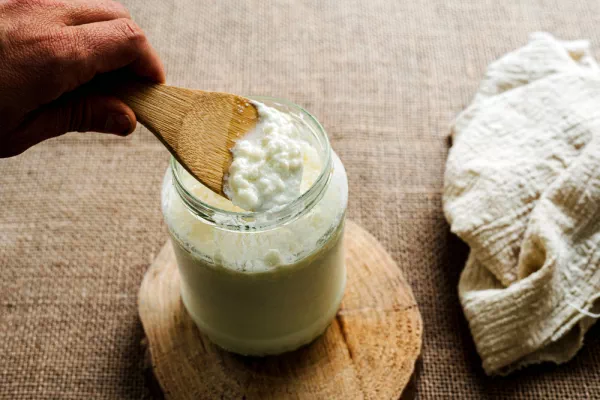 Kefir maken, zo doe je dat! (benodigdheden + stappenplan)