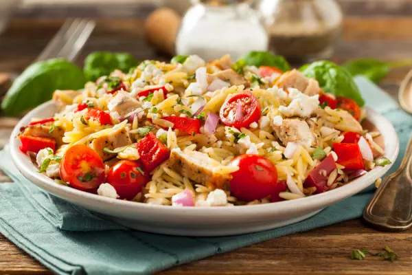 3x Orzo salade recepten: makkelijk, voedzaam & lekker