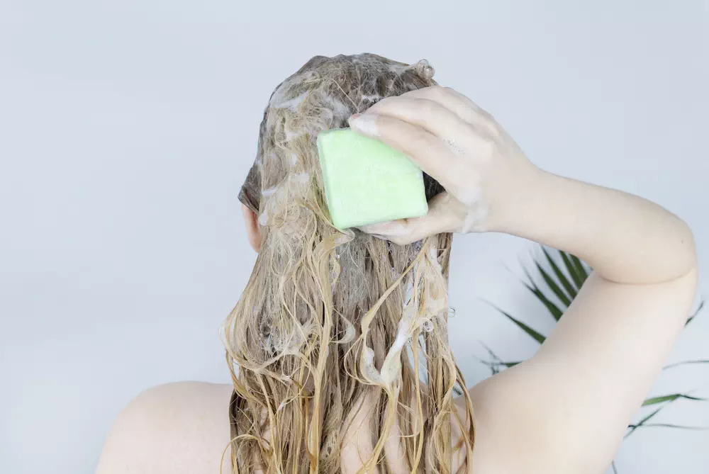 Shampoo bar: 7 voordelen van een blokzeep voor je haar