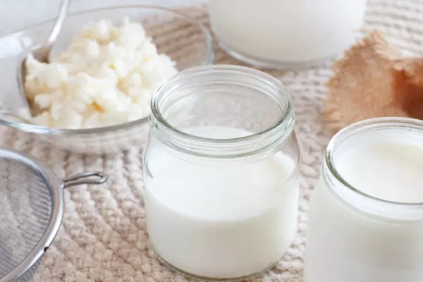 Kefir maken, zo doe je dat! (benodigdheden + stappenplan)