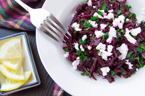 Rode Bietensalade met Dukkah en Hüttenkäse